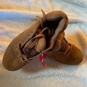 Mens size 10.5 NWT ES shoes